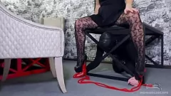 Jouer Vivez la soumission ultime en vénérant mes pieds en collants en talons hauts, esclave !