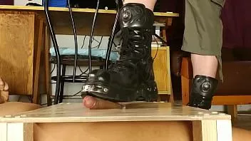 Redare Erotic cocoș călcând cu noi cizme rock hd